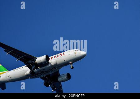 Marseille, Frankreich. August 2024. Ein Flugzeug der Air Senegal landet am Flughafen Marseille Provence. (Foto: Gerard Bottino/SOPA Images/SIPA USA) Credit: SIPA USA/Alamy Live News Stockfoto