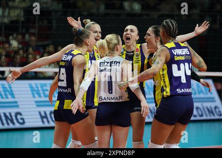 ISTANBUL, TURKIYE - 28. FEBRUAR 2024: Fenerbahce Opet-Spieler feiern beim Allianz MTV Stuttgart CEV Champions League Volley-Spiel den Punktestand Stockfoto