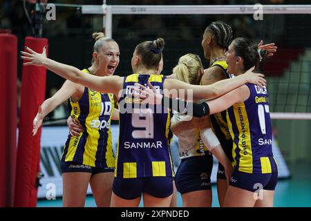 ISTANBUL, TURKIYE - 28. FEBRUAR 2024: Fenerbahce Opet-Spieler feiern beim Allianz MTV Stuttgart CEV Champions League Volley-Spiel den Punktestand Stockfoto