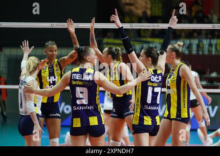 ISTANBUL, TURKIYE - 28. FEBRUAR 2024: Fenerbahce Opet-Spieler feiern beim Allianz MTV Stuttgart CEV Champions League Volley-Spiel den Punktestand Stockfoto