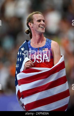 Saint Denis, Frankreich. August 2024. Cole Hocker aus den Vereinigten Staaten feiert nach dem 1500-m-Finale der Männer bei den Olympischen Spielen 2024 in Paris, Frankreich, am 6. August 2024. Foto: Franck Castel/ABACAPRESS. COM Credit: Abaca Press/Alamy Live News Stockfoto