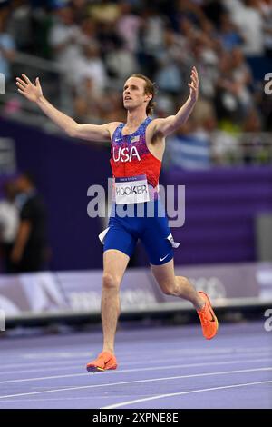 Saint Denis, Frankreich. August 2024. Cole Hocker aus den Vereinigten Staaten feiert nach dem 1500-m-Finale der Männer bei den Olympischen Spielen 2024 in Paris, Frankreich, am 6. August 2024. Foto: Franck Castel/ABACAPRESS. COM Credit: Abaca Press/Alamy Live News Stockfoto