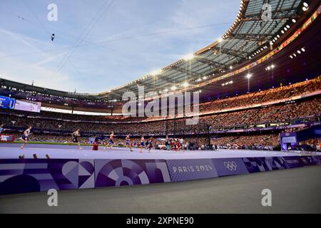 Saint Denis, Frankreich. August 2024. Cole Hocker aus den Vereinigten Staaten feiert nach dem 1500-m-Finale der Männer bei den Olympischen Spielen 2024 in Paris, Frankreich, am 6. August 2024. Foto: Franck Castel/ABACAPRESS. COM Credit: Abaca Press/Alamy Live News Stockfoto