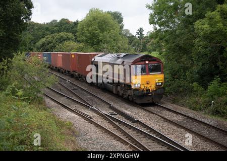 EWS-Diesellokomotive der Baureihe 66 Nr. 66030, die einen freightliner-Zug nach Hatton Bank, Warwickshire, Großbritannien, fährt Stockfoto