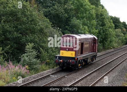 Diesellokomotive der Klasse 20 Nr. 20142 „Sir John Betjeman“ in London Transport Lackierung, Hatton Bank, Warwickshire, Großbritannien Stockfoto