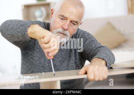 Senior-Mann, der auf einer Bank vögelt Stockfoto