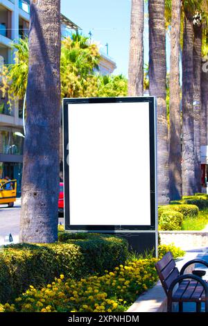 Weißes vertikales Werbeplakat am Straßenrand. Leeres Banner. Reklametafeln in der Innenstadt. LightPoster. Ideenkonzept für leere Plakate. Stockfoto