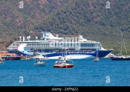 Mugla, Marmaris, Türkei - 01.07.2023 Kreuzfahrtschiff im Hafen von Marmaris. Transatlantik- oder Touristenschiff. Konzept der blauen Kreuzfahrt. Horizontales Foto. Stockfoto