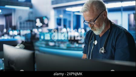 Leitender Kaukasischer Männlicher Arzt Mit Desktop-Computer Im Modernen Medizinischen Forschungslabor Des Krankenhauses. Professioneller Praktiker, Der Testergebnisse Von Patienten, Medikamentenverschreibung, Symptomanamnese Überprüft. Stockfoto