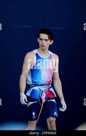 Le Bourget, Frankreich. August 2024. Sam AVEZOU (Frankreich 2024) tritt am 5. August 2024 im Boulder- und Lead-Halbfinale des Sportkletterns in Le Bourget, nördlich von Paris, an. Foto: Julien Poupart/ABACAPRESS. COM Credit: Abaca Press/Alamy Live News Stockfoto