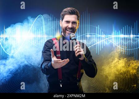 Emotionaler Mann mit Mikrofon, der in farbigen Lichtern singt. Audiowellenform in seiner Nähe Stockfoto