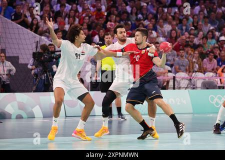 Alex Dujshebaev (Spanien) und Omar El Wakil (Ägypten), Handball, Men'Viertelfinale zwischen Spanien und Ägypten während der Olympischen Spiele Paris 2024 am 7. August 2024 im Pierre Mauroy Stadion in Villeneuve-d'Ascq bei Lille, Frankreich Stockfoto