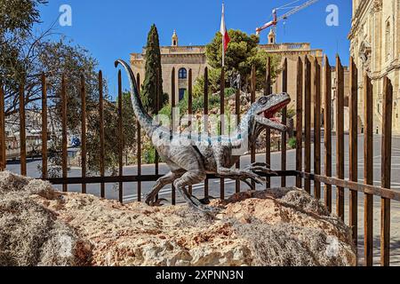 Die Statue von Blue Velociraptor, die in dem jüngsten Film Jurassic World Dominion zu sehen war, der teilweise vor Ort in Malta gedreht wurde und jetzt auf Birgu platziert wurde Stockfoto