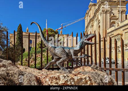 Die Statue von Blue Velociraptor, die in dem jüngsten Film Jurassic World Dominion zu sehen war, der teilweise vor Ort in Malta gedreht wurde und jetzt auf Birgu platziert wurde Stockfoto