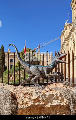 Die Statue von Blue Velociraptor, die in dem jüngsten Film Jurassic World Dominion zu sehen war, der teilweise vor Ort in Malta gedreht wurde und jetzt auf Birgu platziert wurde Stockfoto