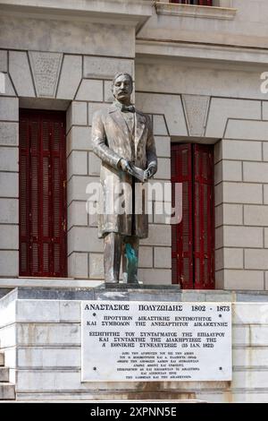 Bronzestatuen des Richters Anastasios Polyzoidis vor dem historischen Gericht in Tripolis, Griechenland, Europa. Stockfoto