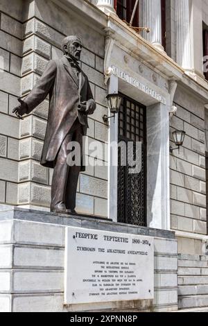 Bronzestatuen des Richters Georgios Tertsetis vor dem historischen Gericht in Tripolis, Griechenland, Europa. Stockfoto