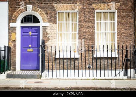 LONDON - JULI 2024: Typisches altes Londoner Stadthaus im Zentrum von West London mit Eisengeländern. Stockfoto