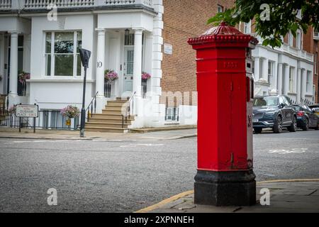 LONDON – JULI 2024: Ein roter Briefkasten der britischen Royal Mail in Chelsea im Südwesten Londons Stockfoto