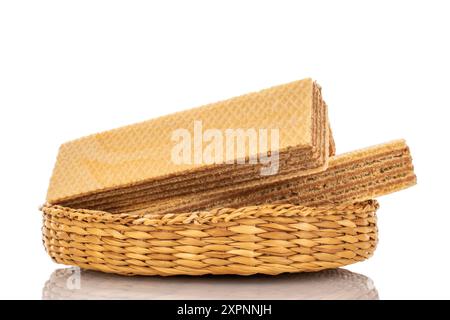 Mehrere Vanillescheiben auf einer Strohplatte, Makro, isoliert auf weißem Hintergrund. Stockfoto