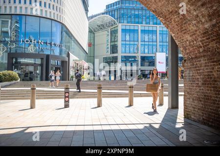 LONDON - JULI 2024: Westfield London Shopping Centre in White City mit Blick auf das Kaufhaus John Lewis Stockfoto