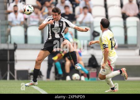 Turin, Italien. August 2024. Andrea Cambiaso von Juventus kehrt zum Torhüter Michele Di Gregorio zurück, als Simone Guerra von Juventus Next Gen im Freundschaftsspiel vor der Saison im Allianz-Stadion in Turin eintrifft. Der Bildnachweis sollte lauten: Jonathan Moscrop/Sportimage Credit: Sportimage Ltd/Alamy Live News Stockfoto