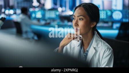 Asiatische Ärztin Mit Desktop-Computer Im Modernen Medizinischen Forschungslabor Des Krankenhauses. Professioneller Arzt, Der Testergebnisse Von Patienten, Medikamentenverschreibung Und Symptomanamnese Überprüft. Stockfoto