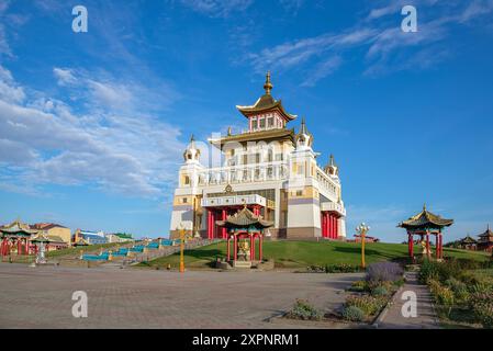 ELISTA, RUSSLAND – 21. SEPTEMBER 2021: Das Gebiet des buddhistischen Tempels „Goldene Wohnstätte von Buddha Shakyamuni“. Elista, Republik Kalmykien, Russland Stockfoto