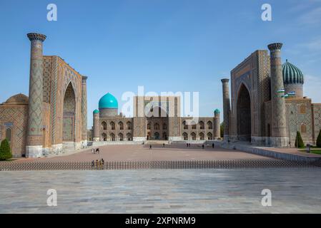 SAMARKAND, USBEKISTAN - 12. SEPTEMBER 2022: Am frühen Morgen auf dem Registan-Platz. Samarkand, Usbekistan Stockfoto