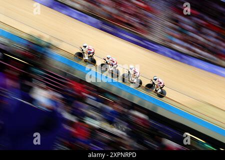 Die Franzosen Clara Copponi, Valentine Fortin, Victoire Berteau und Marion Borras während der Verfolgung der Damenmannschaft treffen sich am zwölften Tag der Olympischen Spiele 2024 in Paris im National Velodrome in Saint-Quentin-en-Yvelines. Bilddatum: Mittwoch, 7. August 2024. Stockfoto