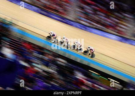 Die Franzosen Clara Copponi, Valentine Fortin, Victoire Berteau und Marion Borras während der Verfolgung der Damenmannschaft treffen sich am zwölften Tag der Olympischen Spiele 2024 in Paris im National Velodrome in Saint-Quentin-en-Yvelines. Bilddatum: Mittwoch, 7. August 2024. Stockfoto