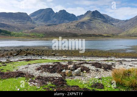 Die Gipfel von Bla Bheinn (Blaven), Clach Glas und Garbh Bheinn, über Loch Slapin, bei Torrin, Isle of Skye, Schottland, UK Stockfoto