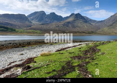 Die Gipfel von Bla Bheinn (Blaven), Clach Glas und Garbh Bheinn, über Loch Slapin, bei Torrin, Isle of Skye, Schottland, UK Stockfoto