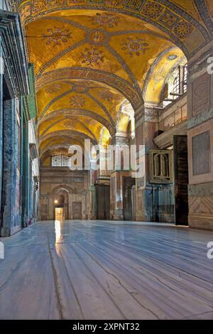 Bild des Inneren der Sultanahmed Moschee in Istanbul ohne Menschen während des Tages Stockfoto