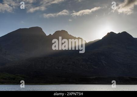 Die Gipfel von Bla Bheinn (Blaven), Clach Glas und Garbh Bheinn, bei Sonnenuntergang, über Loch Slapin, in der Nähe von Torrin, Isle of Skye, Schottland, Großbritannien Stockfoto