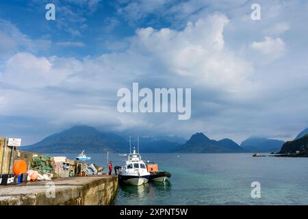 Die Cuillin Mountains über Loch Scavaig, von der Anlegestelle bei Elgol, Isle of Skye, Schottland, Großbritannien. Stockfoto