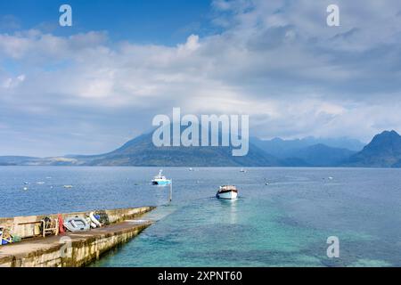 Die Cuillin Mountains über Loch Scavaig, von der Anlegestelle bei Elgol, Isle of Skye, Schottland, Großbritannien. Stockfoto