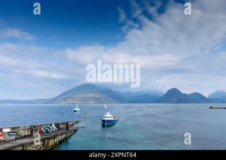 Die Cuillin Mountains über Loch Scavaig, von der Anlegestelle bei Elgol, Isle of Skye, Schottland, Großbritannien. Stockfoto