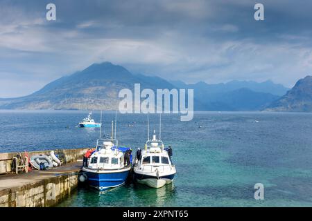 Die Cuillin Mountains über Loch Scavaig, von der Anlegestelle bei Elgol, Isle of Skye, Schottland, Großbritannien. Stockfoto