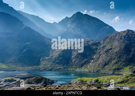 Die Cuillin Mountains über Loch na Cuilce, einer Bucht von Loch Scavaig, Isle of Skye, Schottland, Großbritannien. Der markante Gipfel im Zentrum ist Sgùrr Dubh Mòr. Stockfoto