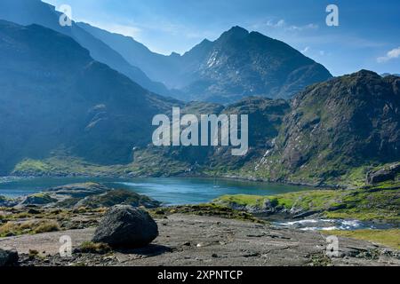 Die Cuillin Mountains über Loch na Cuilce, einer Bucht von Loch Scavaig, Isle of Skye, Schottland, Großbritannien. Der markante Gipfel im Zentrum ist Sgùrr Dubh Mòr. Stockfoto