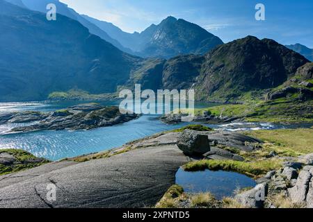 Die Cuillin Mountains über Loch na Cuilce, einer Bucht von Loch Scavaig, Isle of Skye, Schottland, Großbritannien. Der markante Gipfel im Zentrum ist Sgùrr Dubh Mòr. Stockfoto