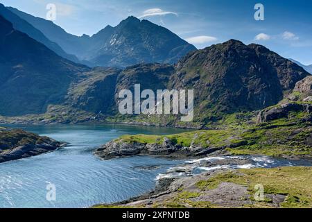 Die Cuillin Mountains über Loch na Cuilce, einer Bucht von Loch Scavaig, Isle of Skye, Schottland, Großbritannien. Der markante Gipfel im Zentrum ist Sgùrr Dubh Mòr. Stockfoto