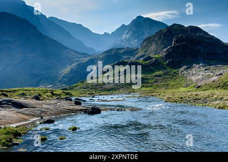 Die Cuillin Mountains über dem Scavaig River, Isle of Skye, Schottland, Großbritannien. Der markante Gipfel rechts ist Sgùrr Dubh Mòr. Stockfoto