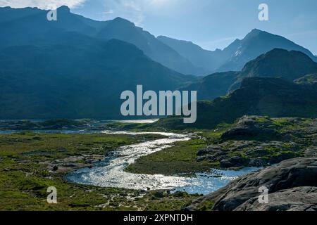 Die Cuillin Mountains über dem Scavaig River, Isle of Skye, Schottland, Großbritannien. Der markante Gipfel rechts ist Sgùrr Dubh Mòr. Stockfoto