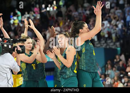 Paris, Frankreich. August 2024. Australische Spieler feiern ihren Sieg beim Viertelfinalspiel Australien gegen Serbien Frauen Basketball bei den Olympischen Spielen 2024 in Paris, Frankreich am Mittwoch, den 7. August 2024. Australien kommt ins Halbfinale und besiegt Serbien mit 85:67. Foto: Richard Ellis/UPI Credit: UPI/Alamy Live News Stockfoto