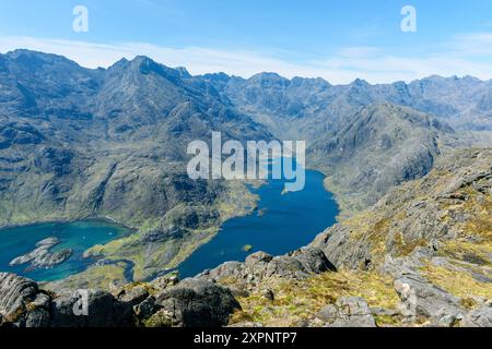 Die Cuillin Mountains über Loch na Cuilce, einem Einlass des Loch Scavaig, und Loch Coruisk, vom Gipfel des Sgùrr na STRI, Isle of Skye, Schottland, Großbritannien. Stockfoto