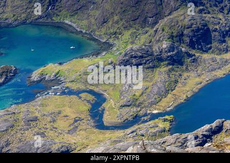 Loch na Cuilce, eine Mündung des Loch Scavaig, des Flusses Scavaig und des Loch Coruisk, vom Gipfel des Sgùrr na STRI, Isle of Skye, Schottland, Großbritannien. Stockfoto