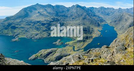 Die Cuillin Mountains über Loch na Cuilce, einem Einlass des Loch Scavaig, und Loch Coruisk, vom Gipfel des Sgùrr na STRI, Isle of Skye, Schottland, Großbritannien. Stockfoto