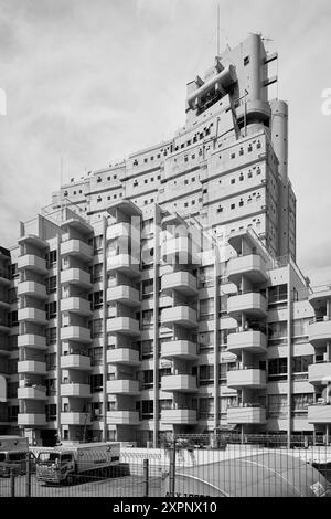 New Sky Building No. 3 (Gunkan Building), entworfen von Watanabe Yoji, 1972; Tokio, Japan Stockfoto